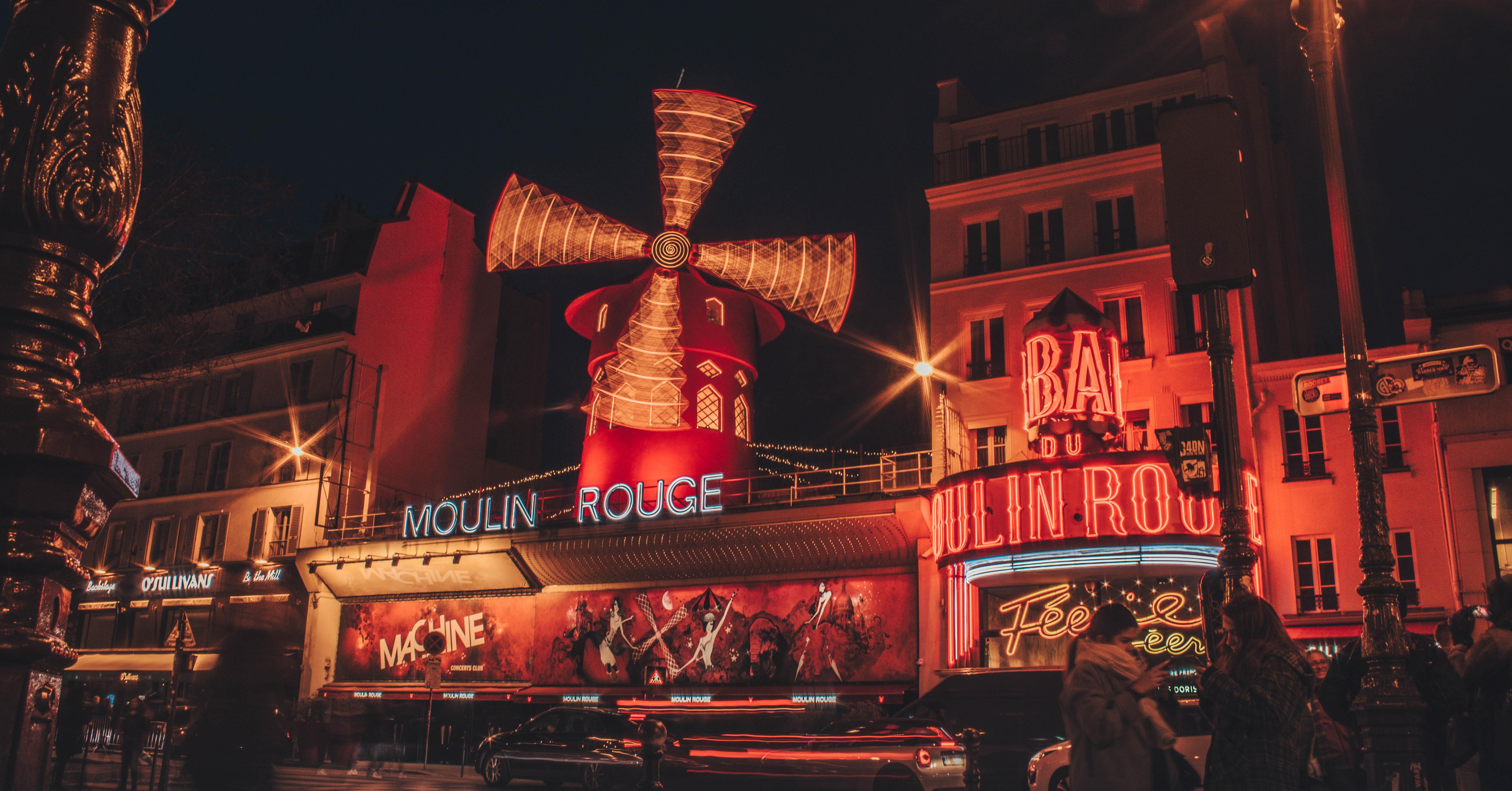 Kijk deze zomer gratis films op het dak van de Moulin Rouge in Parijs