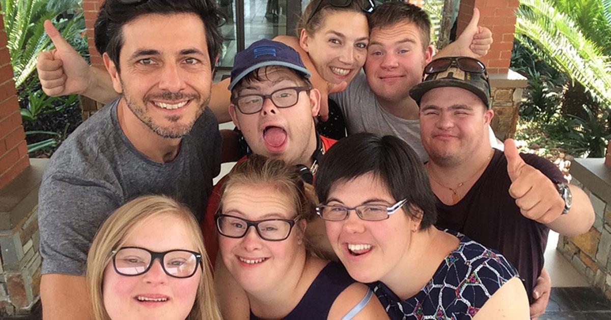 Zien Dieter Coppens Viert Verjaardag Van Yens Met De Rest Van De Down The Road Bende