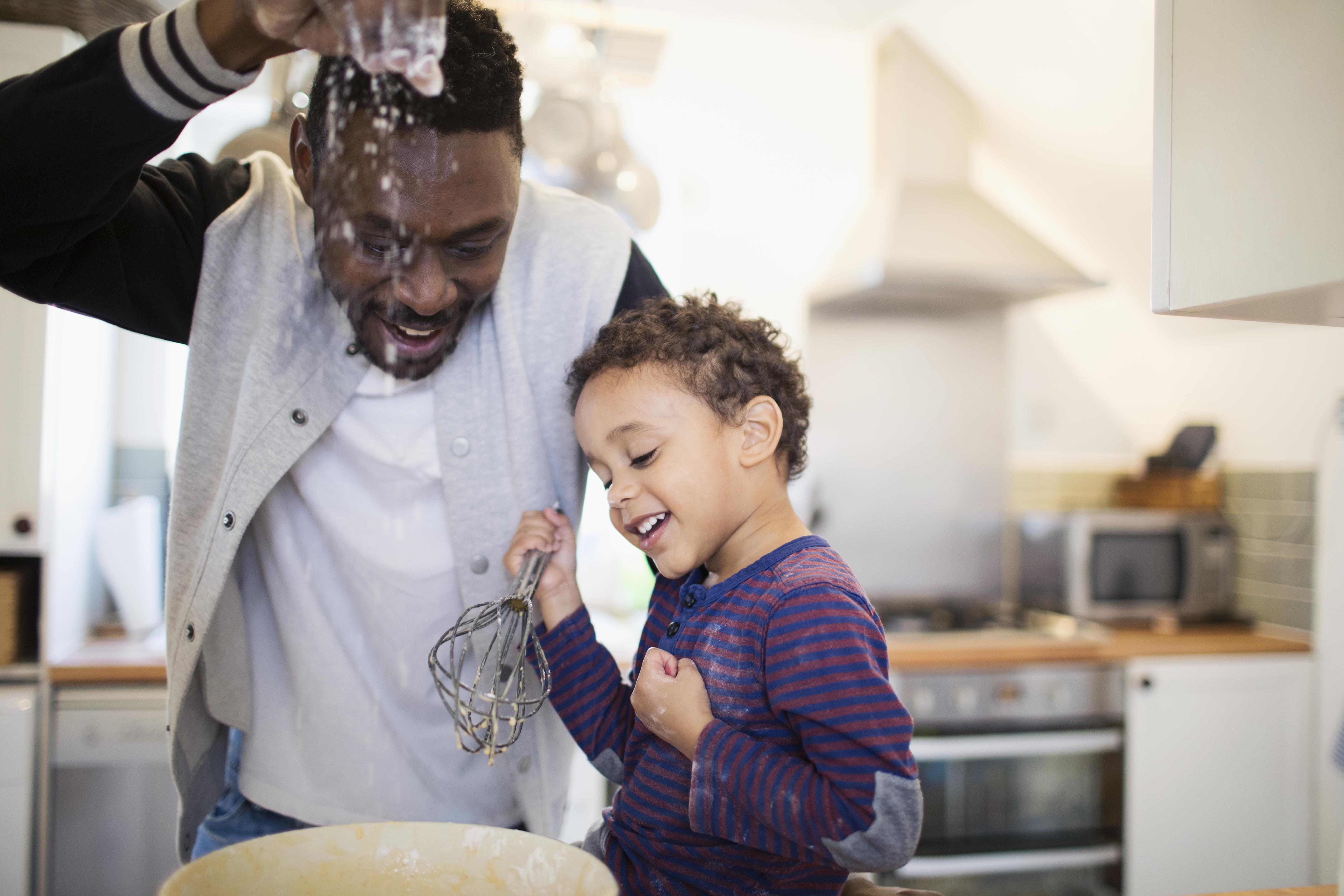 Family hope. Папа готовит с детьми. Parents and children are Cooking. Папа готовит с ребенком черно-белое фото. Kid and father making Burger.