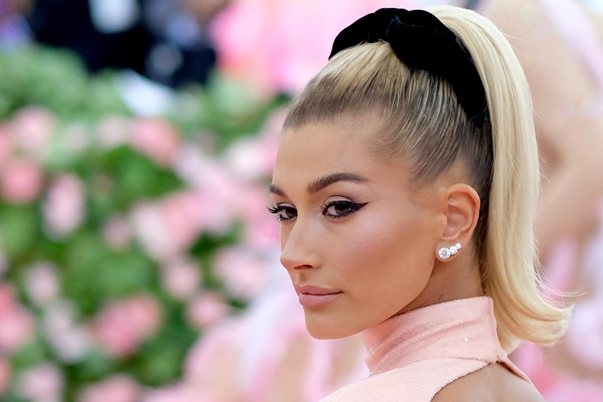 WOW: wij willen de trouwjurk van Hailey Bieber lenen op ons eigen huwelijksfeest