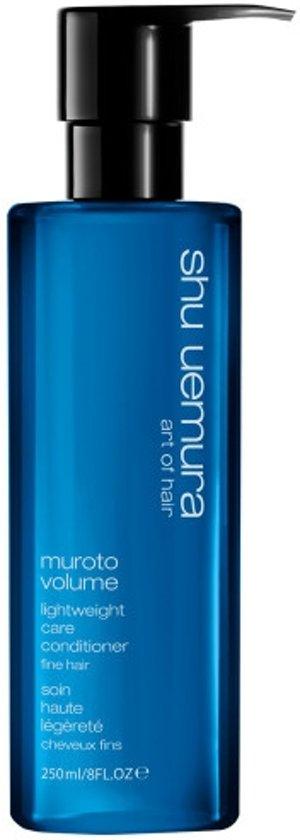 Muroto Volume (Shu Uemura, € 30,95 voor 250 ml in het salon).