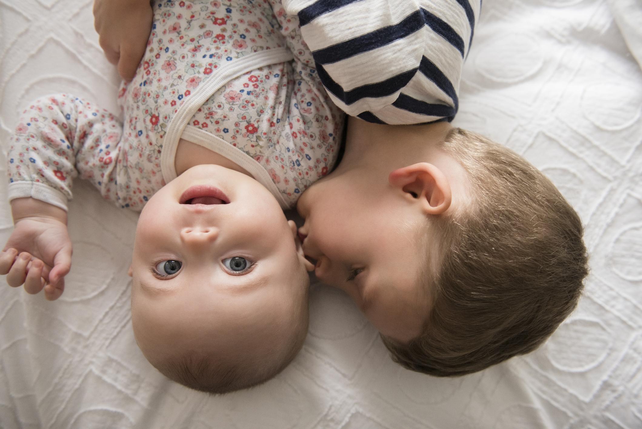 Je aandacht verdelen over je baby en kleuter: 4x tips - Libelle Mama 