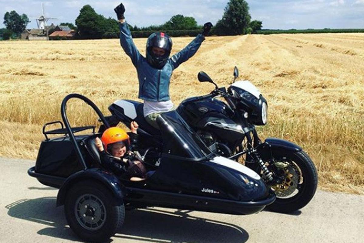 Zijspan Rijden Anais Rijdt Samen Met Haar Zoontje Met Een Zijspan