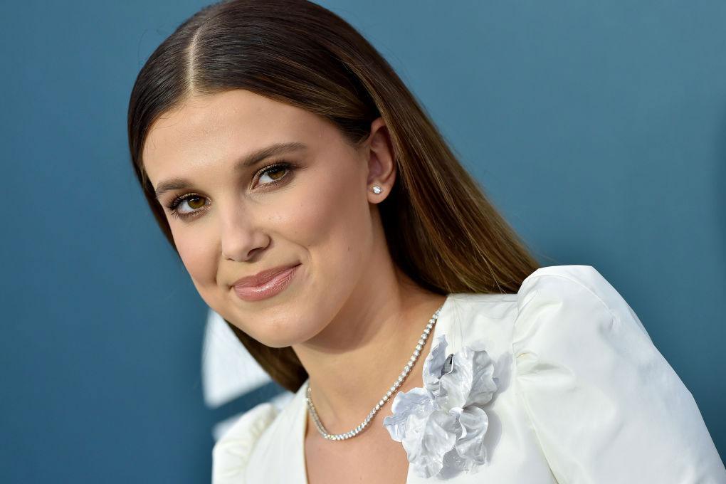 Millie Bobby Brown brengt nu ook een retro brillencollectie op de markt