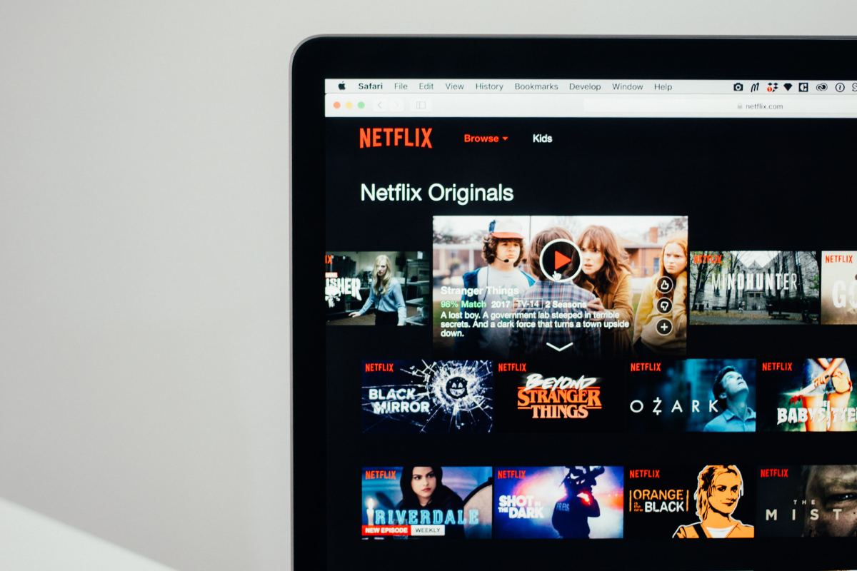 how to download netflix movies while on my laptop