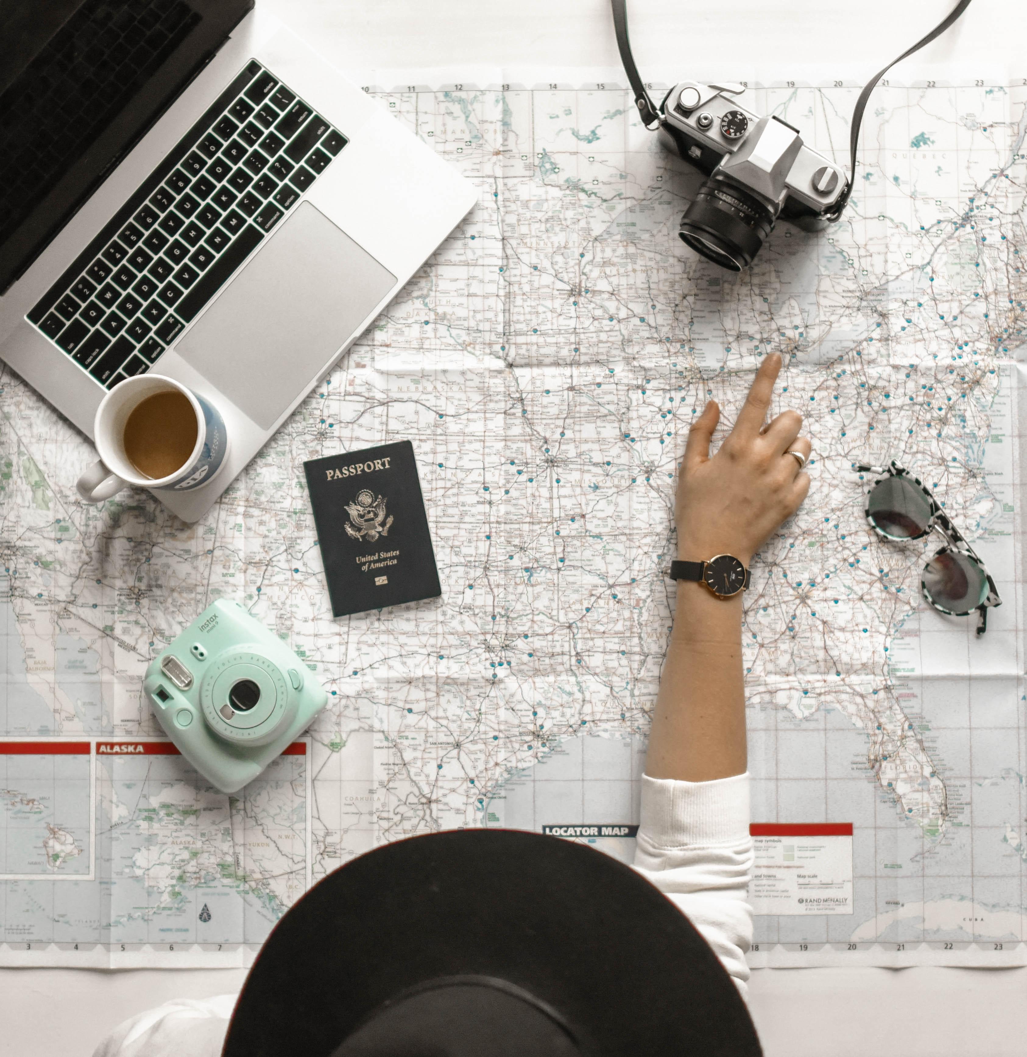 Comment voyager tout en restant chez soi? Femmes d