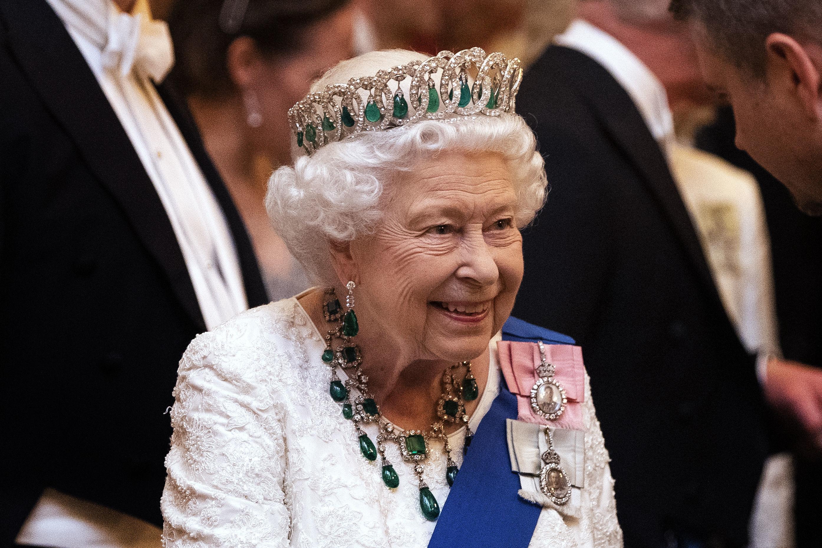 La reine Elizabeth fête ses 94 ans confinée - Femmes d ...