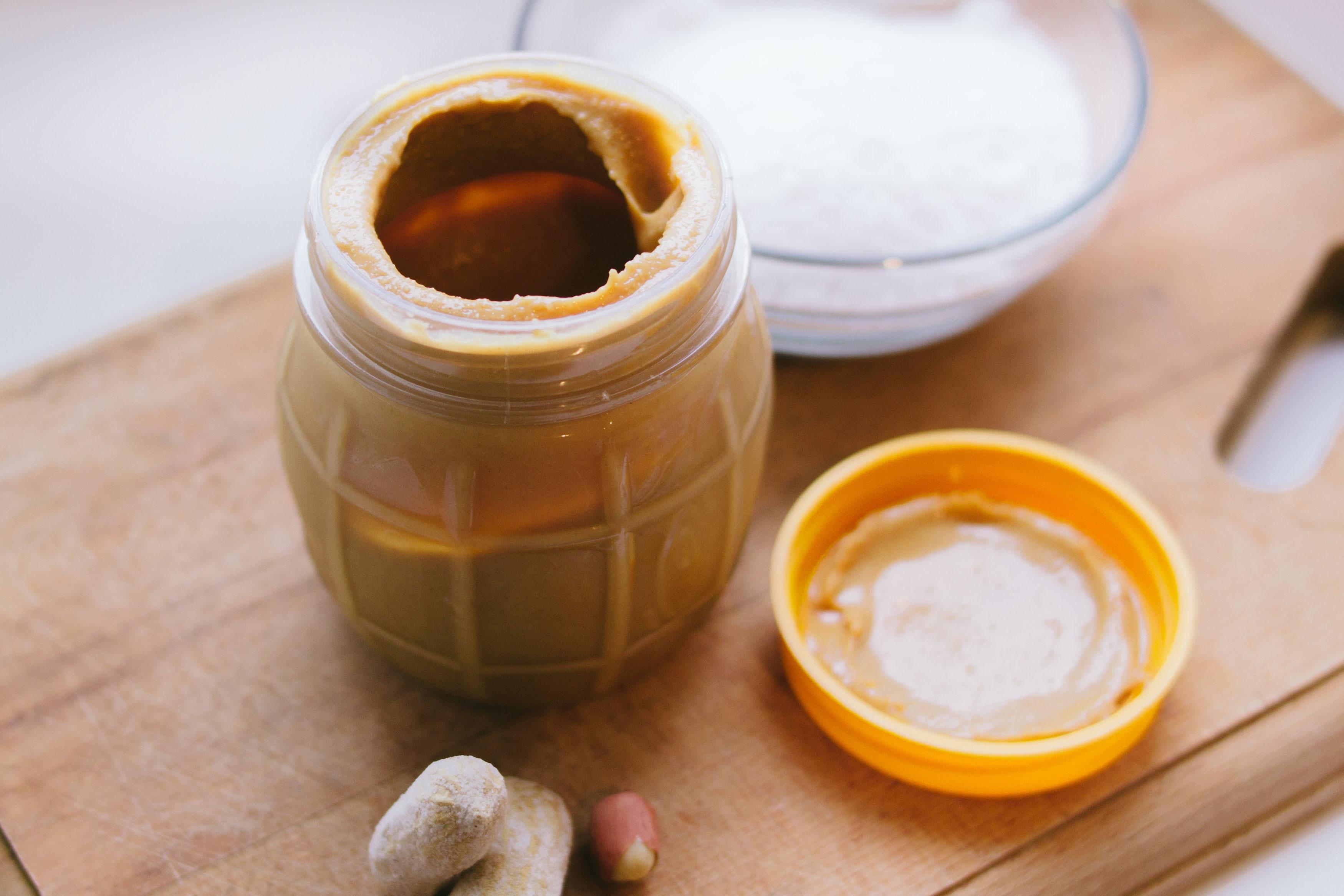 5 dingen die je met je pot pindakaas kan doen als hij bijna leeg is