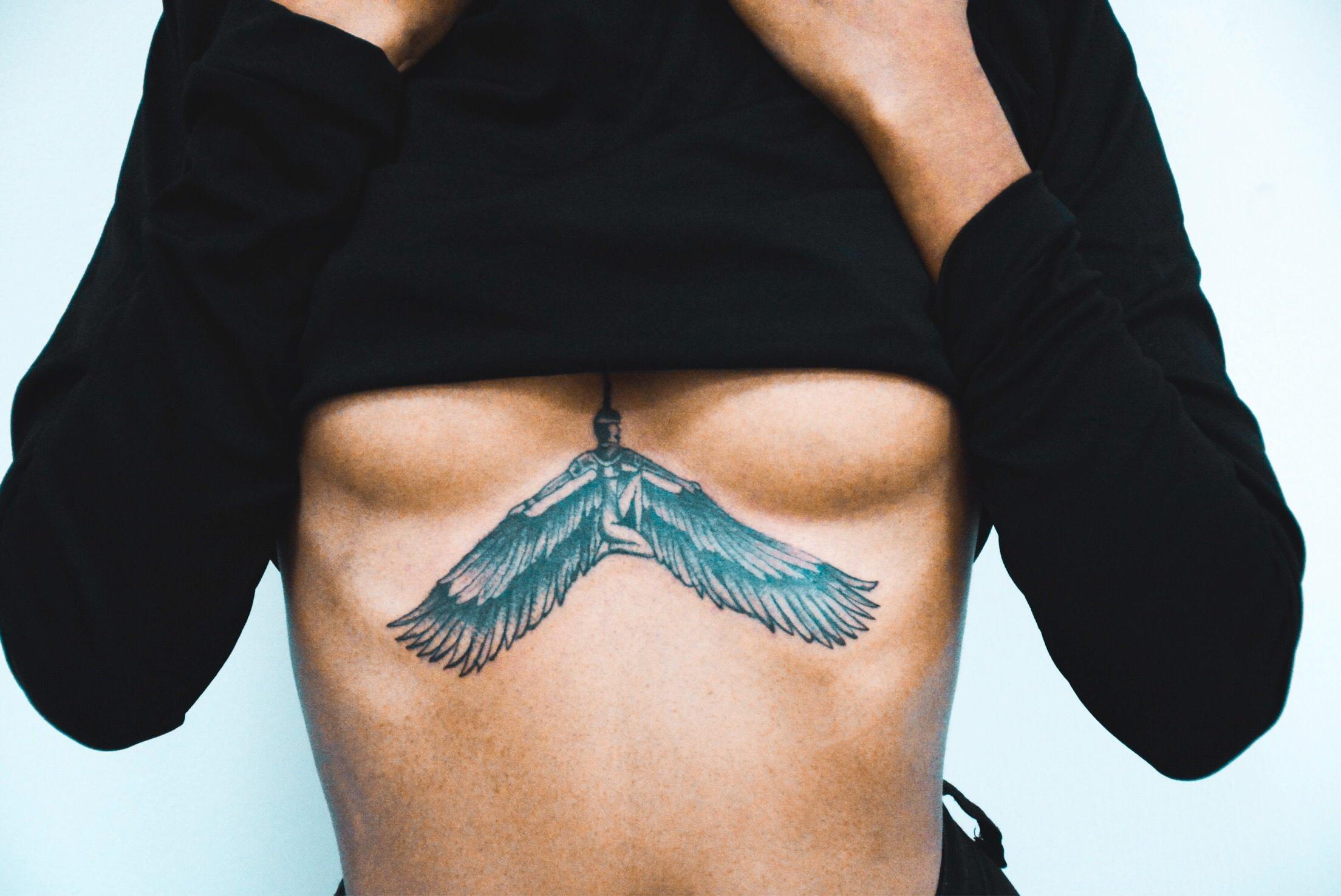 INSPIRATION: 12 tatouages underboobs pour orner sa poitrine