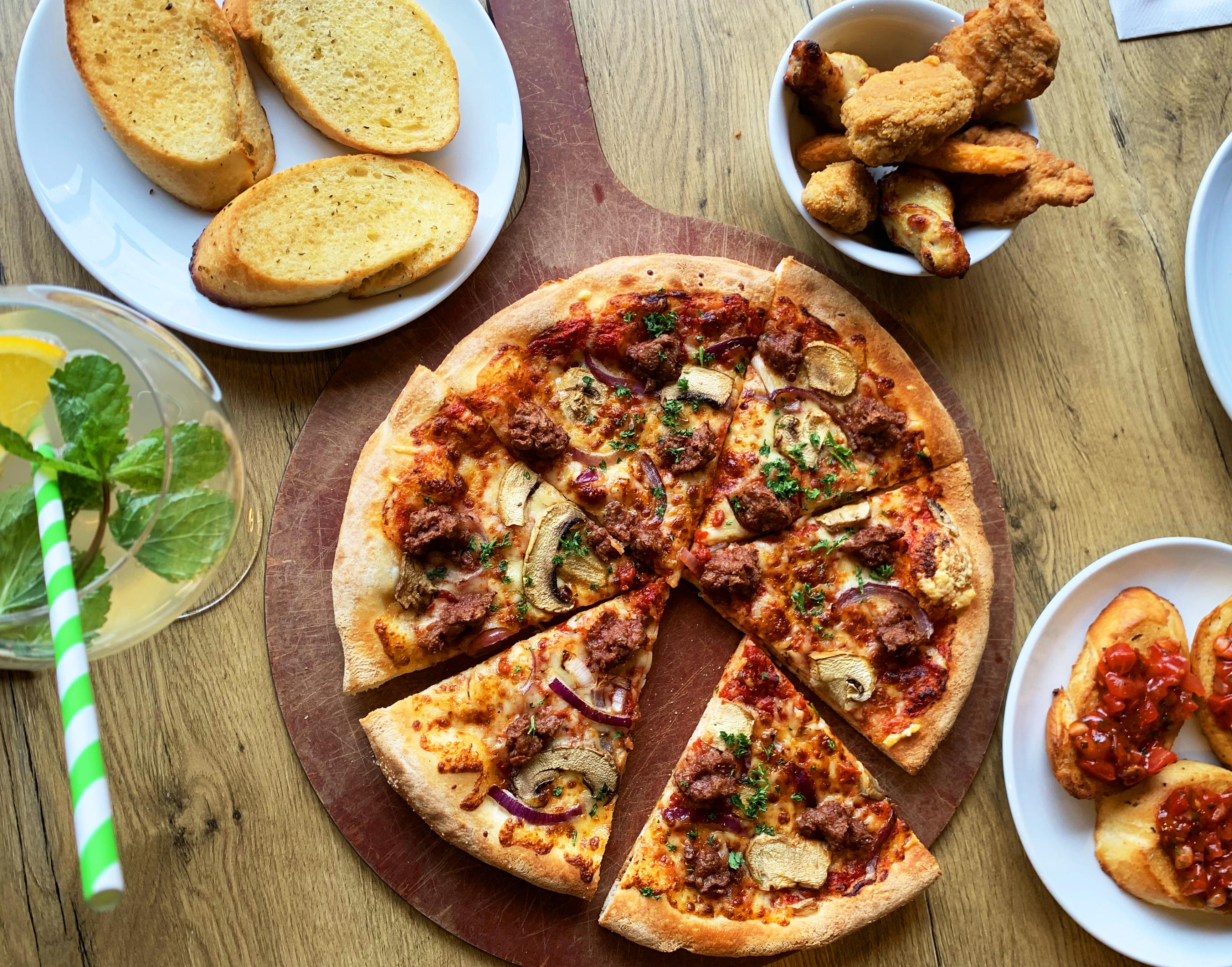 Pizza Hut lance sa 1e pizza garnie de viande 100 végétale