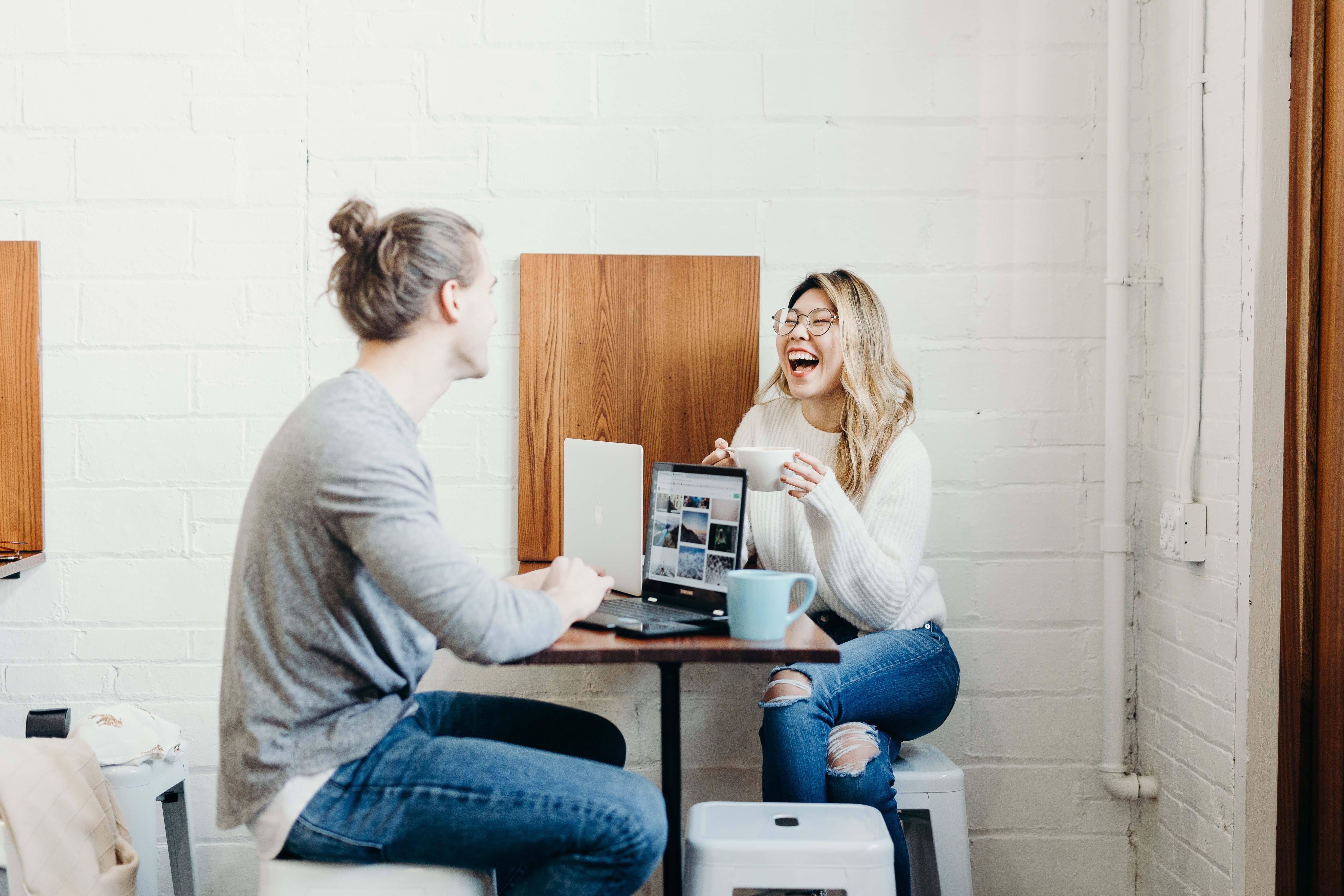 Aan het daten met een collega? Wij geven 7 tips om je job te beschermen