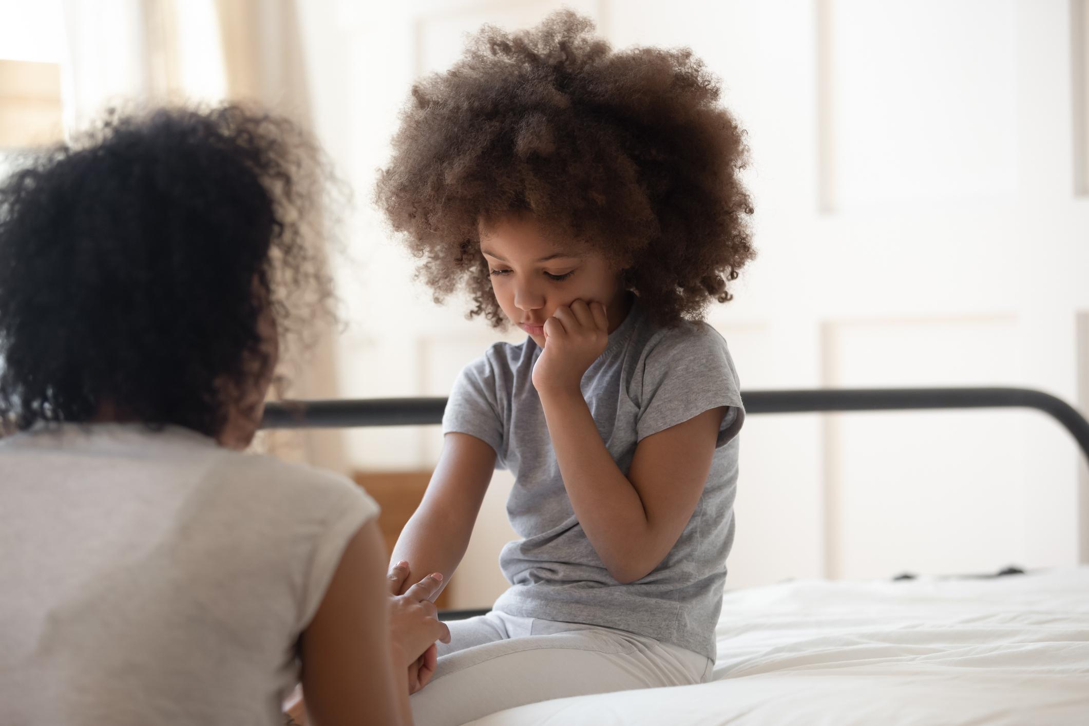 Une maman parle de la mort à son enfant