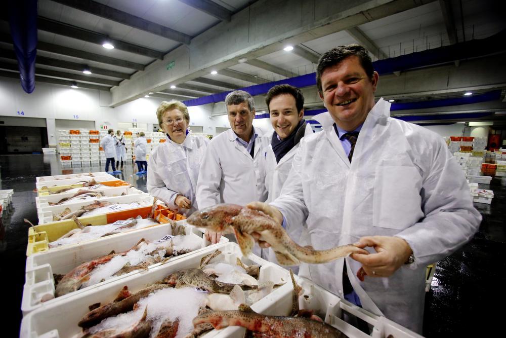 Gedelegeerd bestuurder van de Vlaamse visveiling Marie Jeanne Becaus-Pieters, algemeen directeur van de visveiling Johan Van de Steene, burgemeester Francesco Vanderjeugd van Staden en staatssecretaris Bart Tommelein.