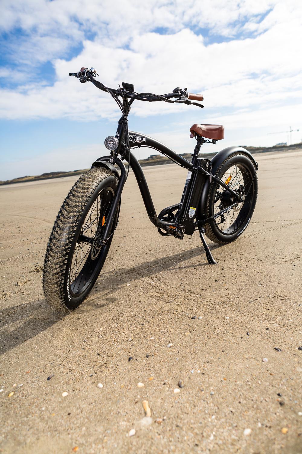 De brede fietsstaander maakt dat je de fiets zelfs rechtop kan zetten in het zand.
