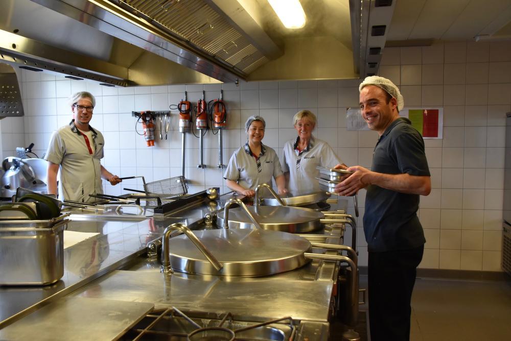 Druk in de keuken van de Ruyschaert. Er wordt nu voor de bewoners én voor 180 middageters op school gekookt. (Foto Els Deleu)