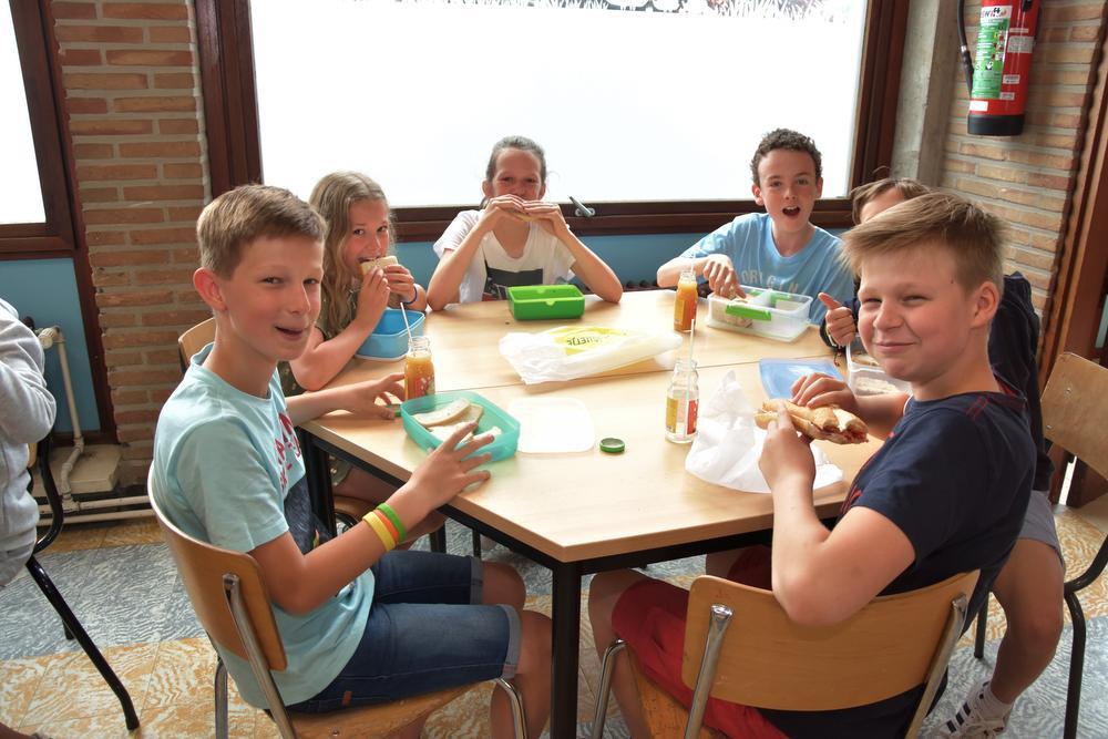 In de meeste getroffen basisscholen namen de kinderen deze week gewoon boterhammen mee naar school. Zo ook in Vrije Bsisschool Sint-Pieter in Kuurne. (Foto Ludo Ostyijn)