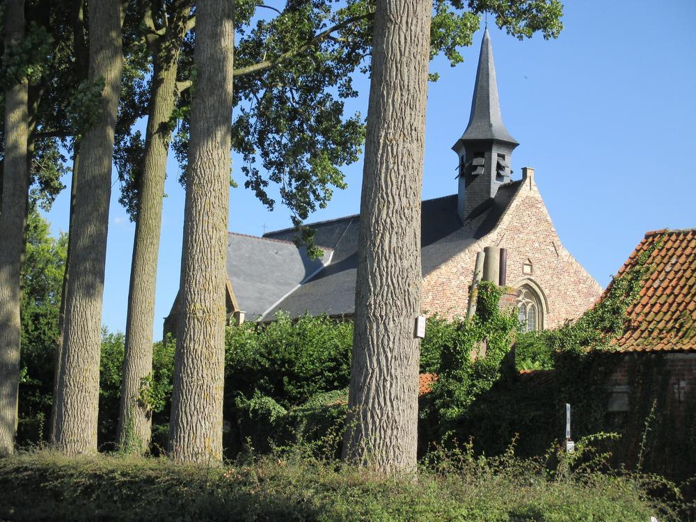 Het kerkje van Bekegem is van alle kanten een lust voor het oog.