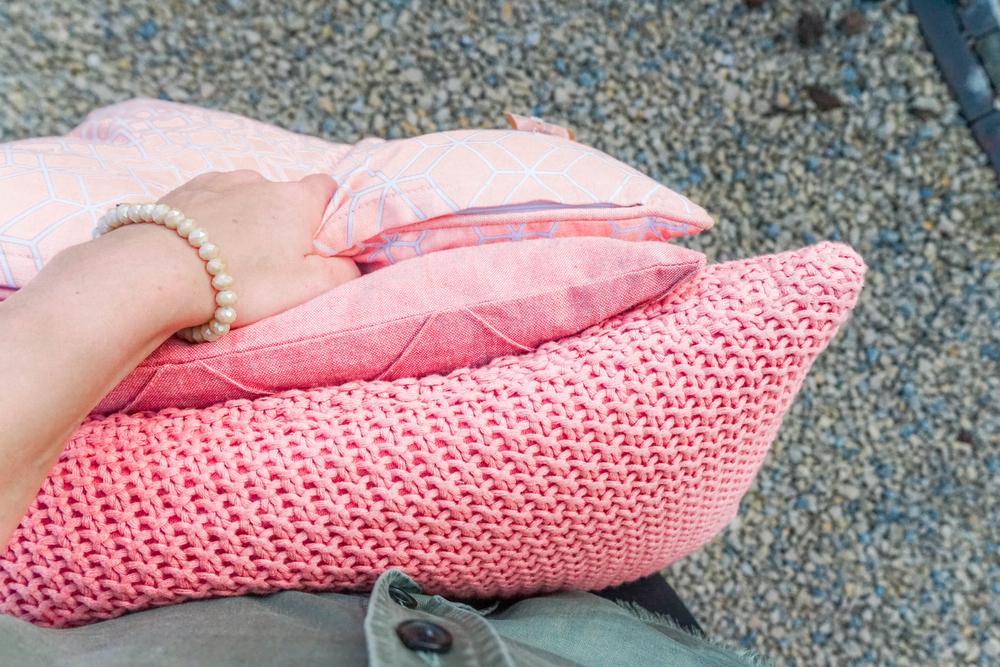 Roze is hét modekleur van het moment. Kussens, plaids en tal van andere accessoires geven je terras kleur.