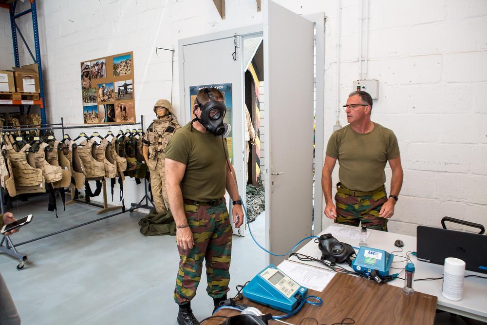 Op elke missie krijgen de militairen sowieso een gasmasker mee. Een computer screent of dat perfect aansluit.