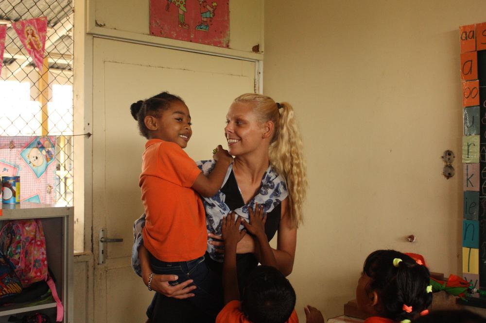 Sophie Decock uit Kachtem sluit stage als kleuterleidster af in Suriname