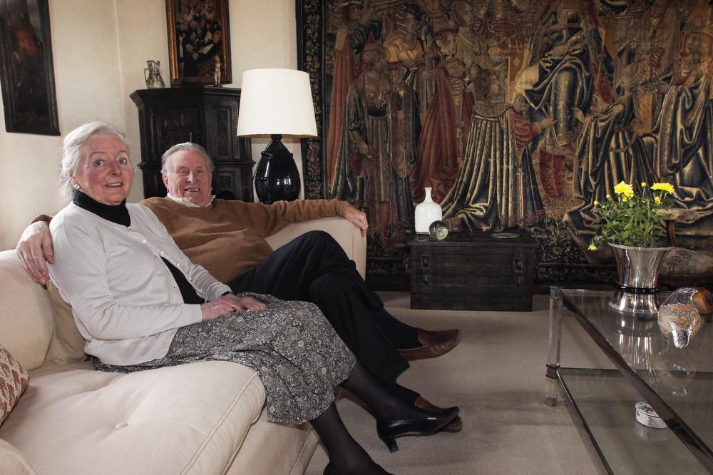 Jonkheer Jean-Jacques Matthieu de Wynendaele en zijn echtgenote barones Marie-Claire van der Elst in hun prachtige salon: 