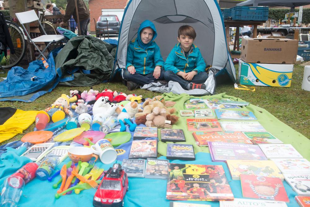 Naast de stand van mama hebben Axl (9) en Floris (6) uit Beernem hun tent opgeslagen. Ze verkopen hun speelgoed. De centjes willen ze gebruiken om nieuw speelgoed te kopen.