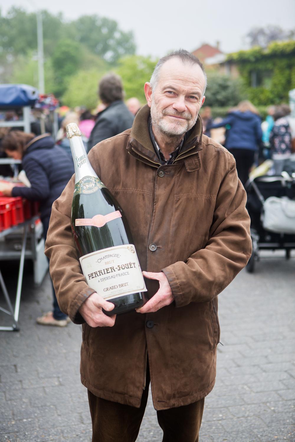 Benoit Piert met zijn vangst van de dag: een - helaas lege - champagnefles voor 10 euro. 
