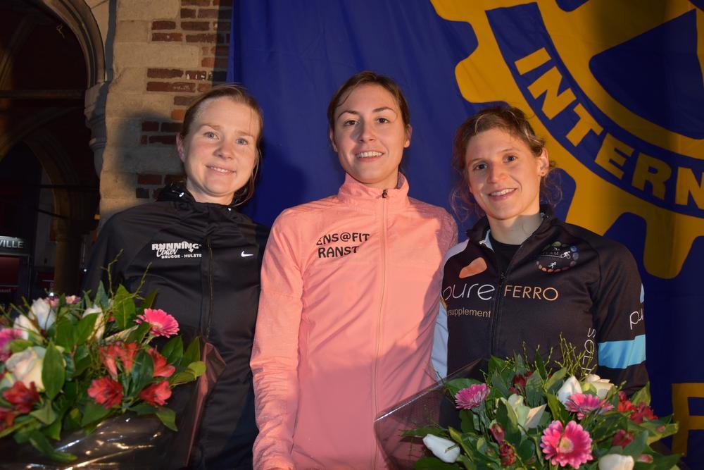 Het podium bij de dames, kerstcorrida 10 kilometer : centraal winnares Lore Tack, links tweede Annelies Deketelaere en rechts derde ... (Foto LVA)