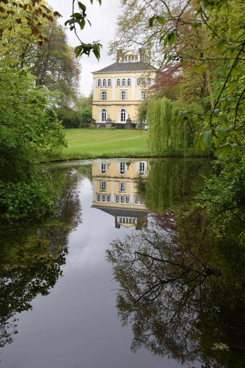 Het kasteel de Bethune, in sobere directoirestijl, ligt in een Engels landschapspark met typische vijvers en bruggetjes.