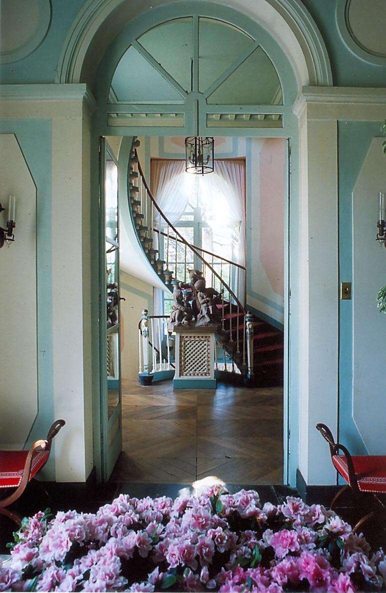 Een pronkstuk in het kasteel is de Engelse trap met een empiretrappaal met een kariatide met Egyptisch hoofd. De vestibule geeft uit op de eetkamer die op haar beurt toegang verleent tot de twee salons.