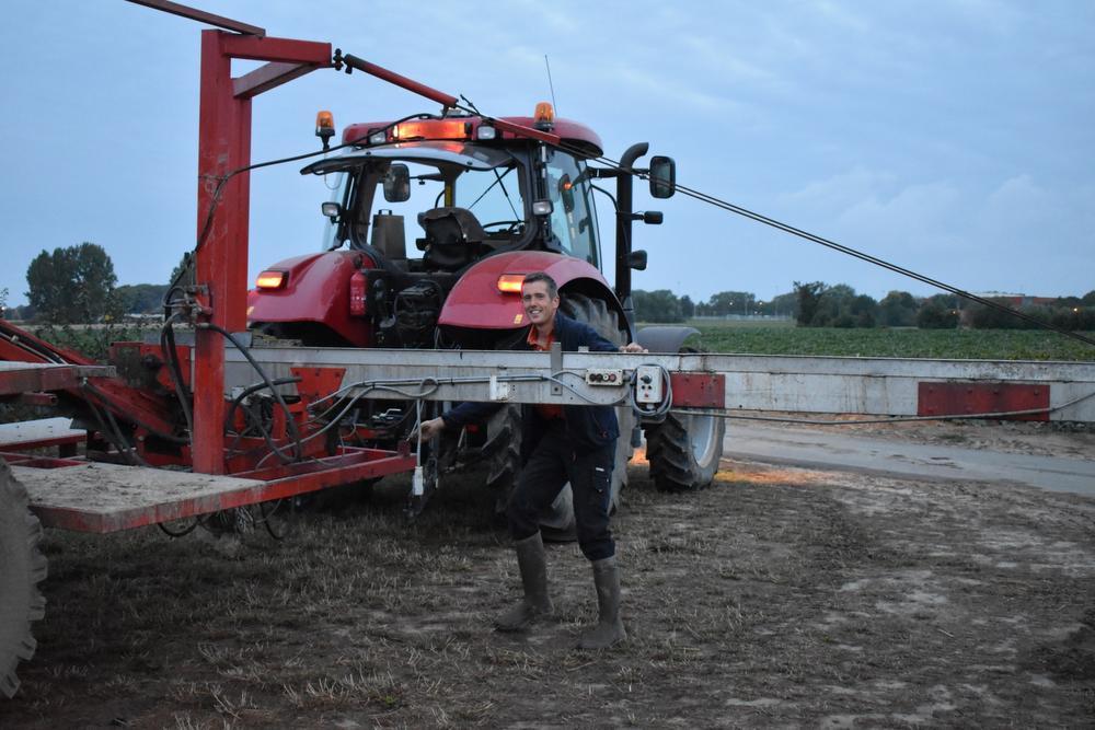 Michiel brengt alles in gereedheid om te oogsten. Hij zet de machine klaar en ook de boordcomputer: anno 2017 rijdt een tractor via GPS en zonder bestuurder.