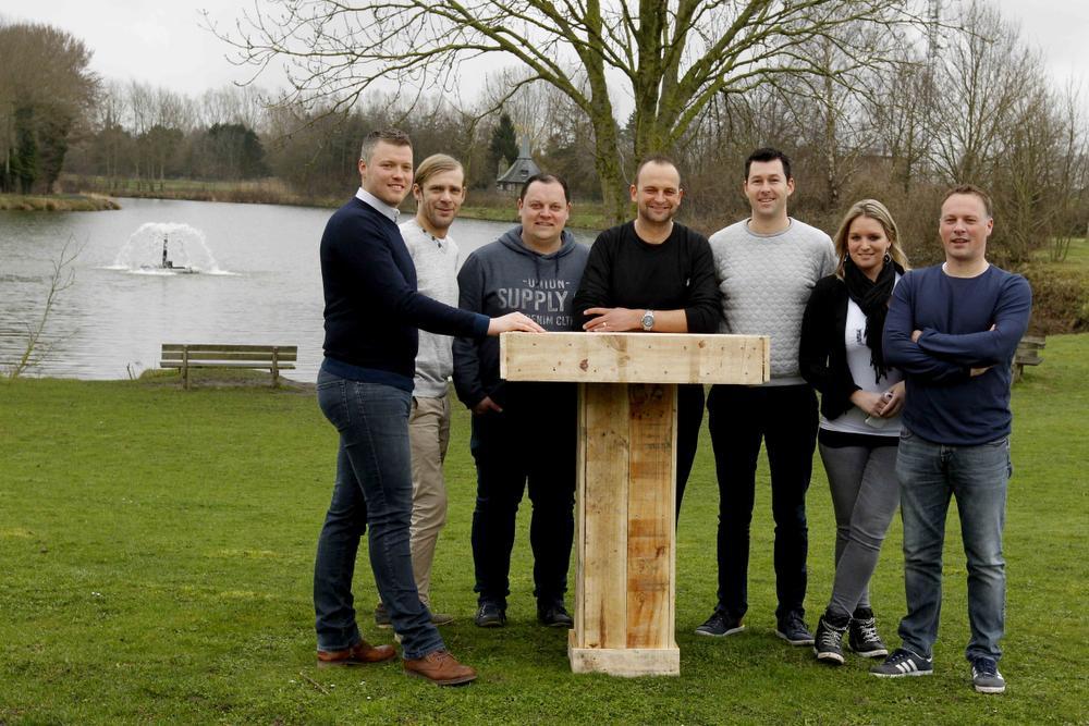 Het team achter Bar La Gare, met Philippe Lauwych, Laurent Capoen, Pieter Vanoverschelde, Didier Meesschaert, Nico Baertsoen, Inge Ernest en Steven Haeghebaert. (Foto Coghe)