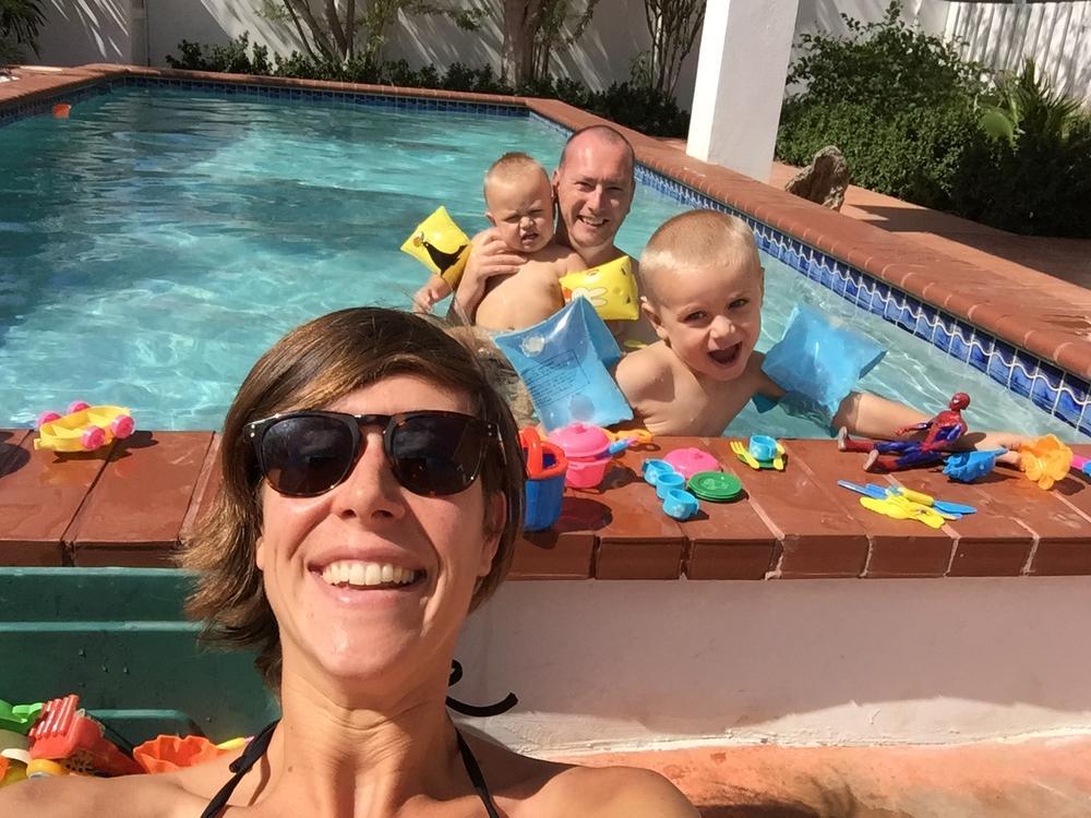 Dieter Huyghebaert samen met echtgenote Katrien Adriaenssens en hun zonen Miles en Nelson: 