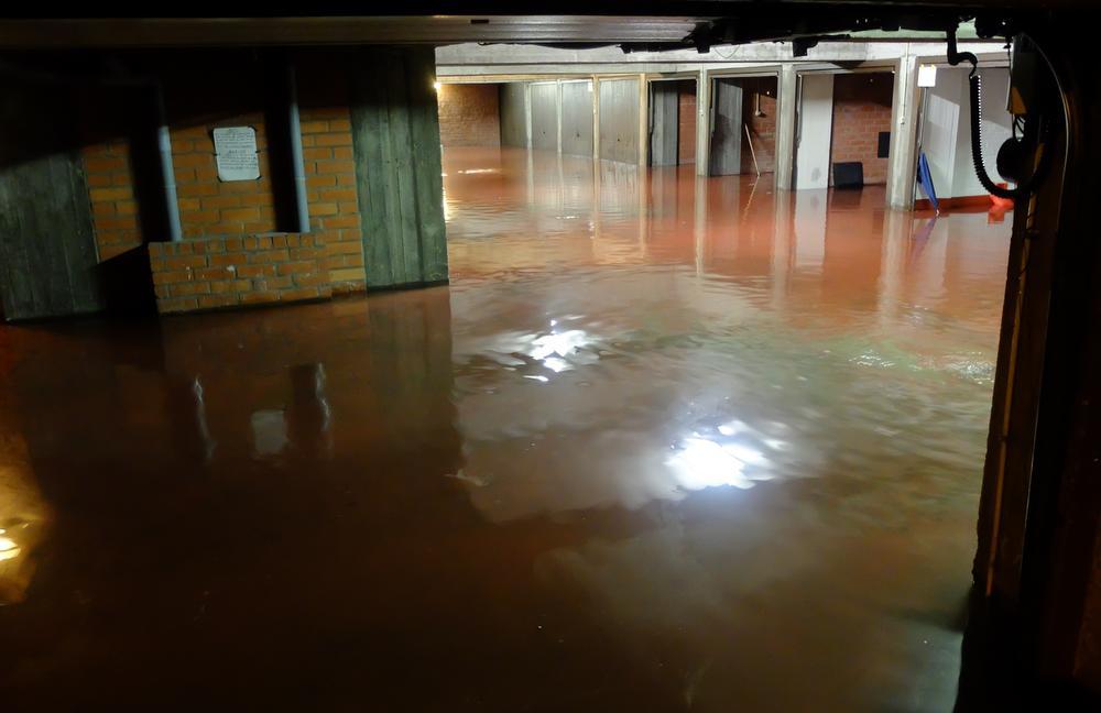 In een appartementsgebouw liepen dertig garages onder water.