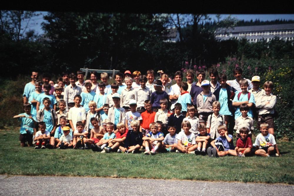 Een groepsfoto van de jongenschiro op kamp in Martelange in 1990.