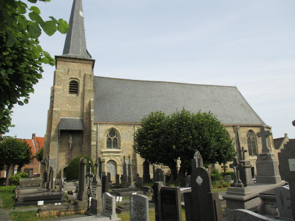 Ook in Avekapelle rusten de doden op het hof rond hun kerk.