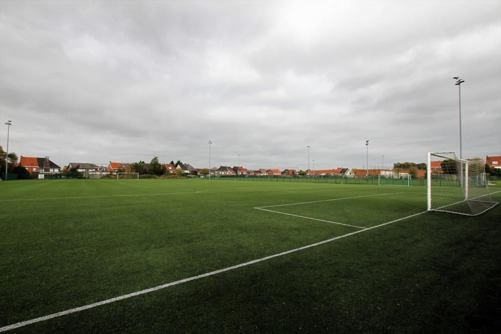 Op de Stade, waar de KVK Jeugd speelt, zijn er twee kunstgrasvelden.