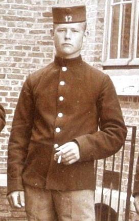 Adolphe Ockier als soldaat van het 12de Linieregiment: amper een maand voor de Wapenstilstand werd hij in Lendelede doodgeschoten.