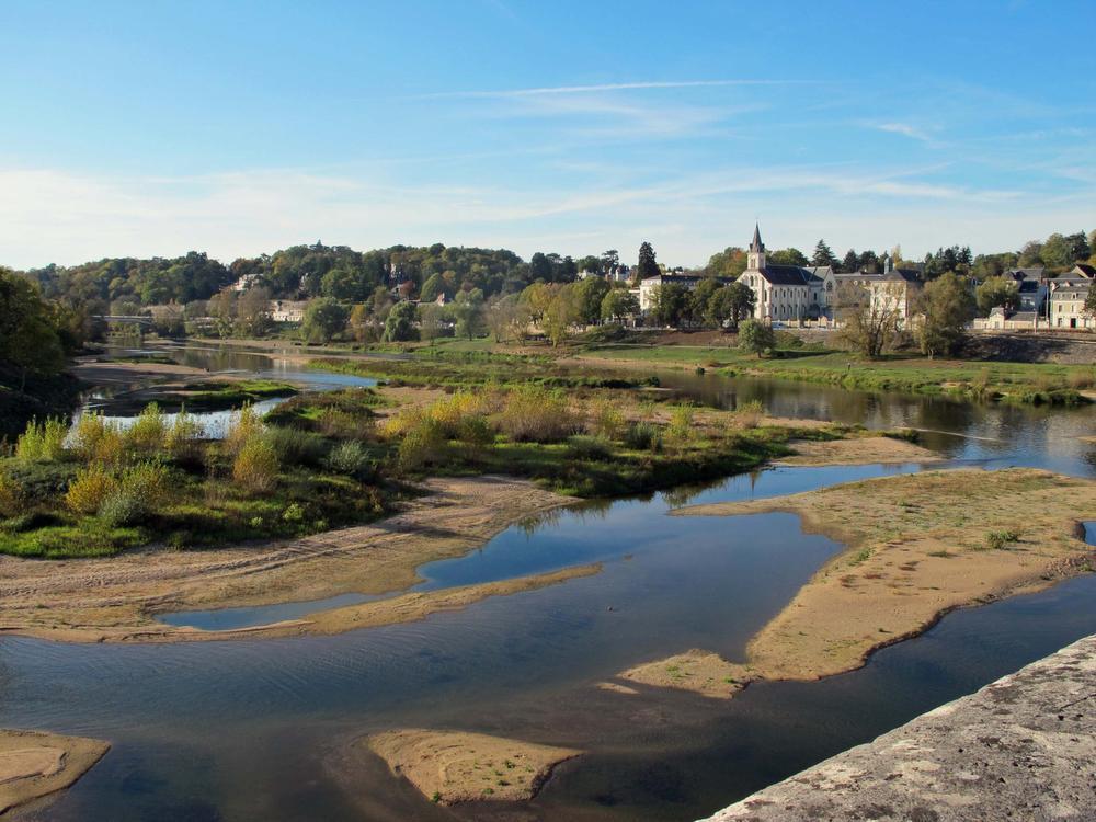 De Loire bespoelt Tours. (foto Josiane Pauwels)