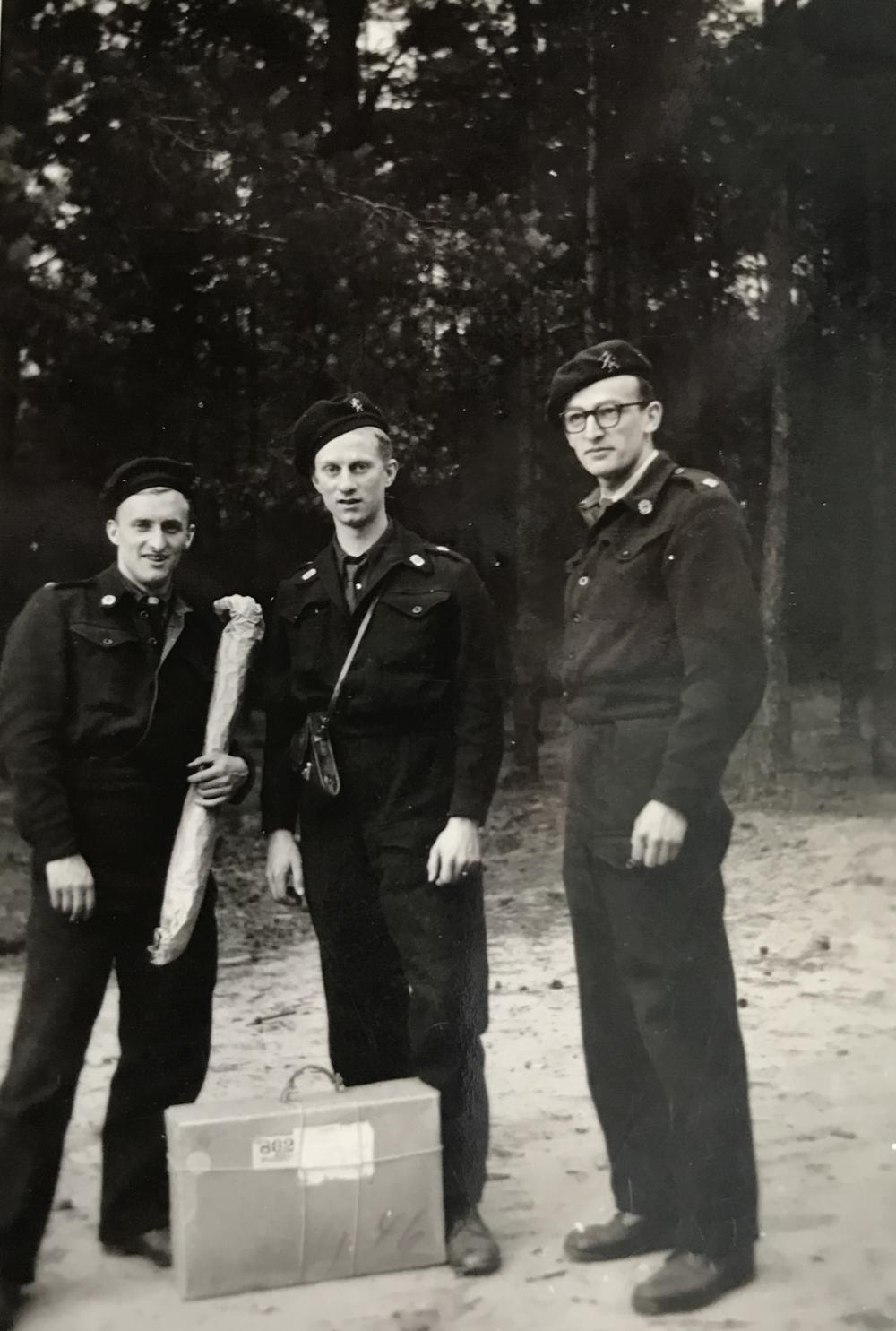 Marcel Bauwens, hier links op de foto, trok als pas afgestudeerde arts-vrijwilliger naar Bergen-Belsen.