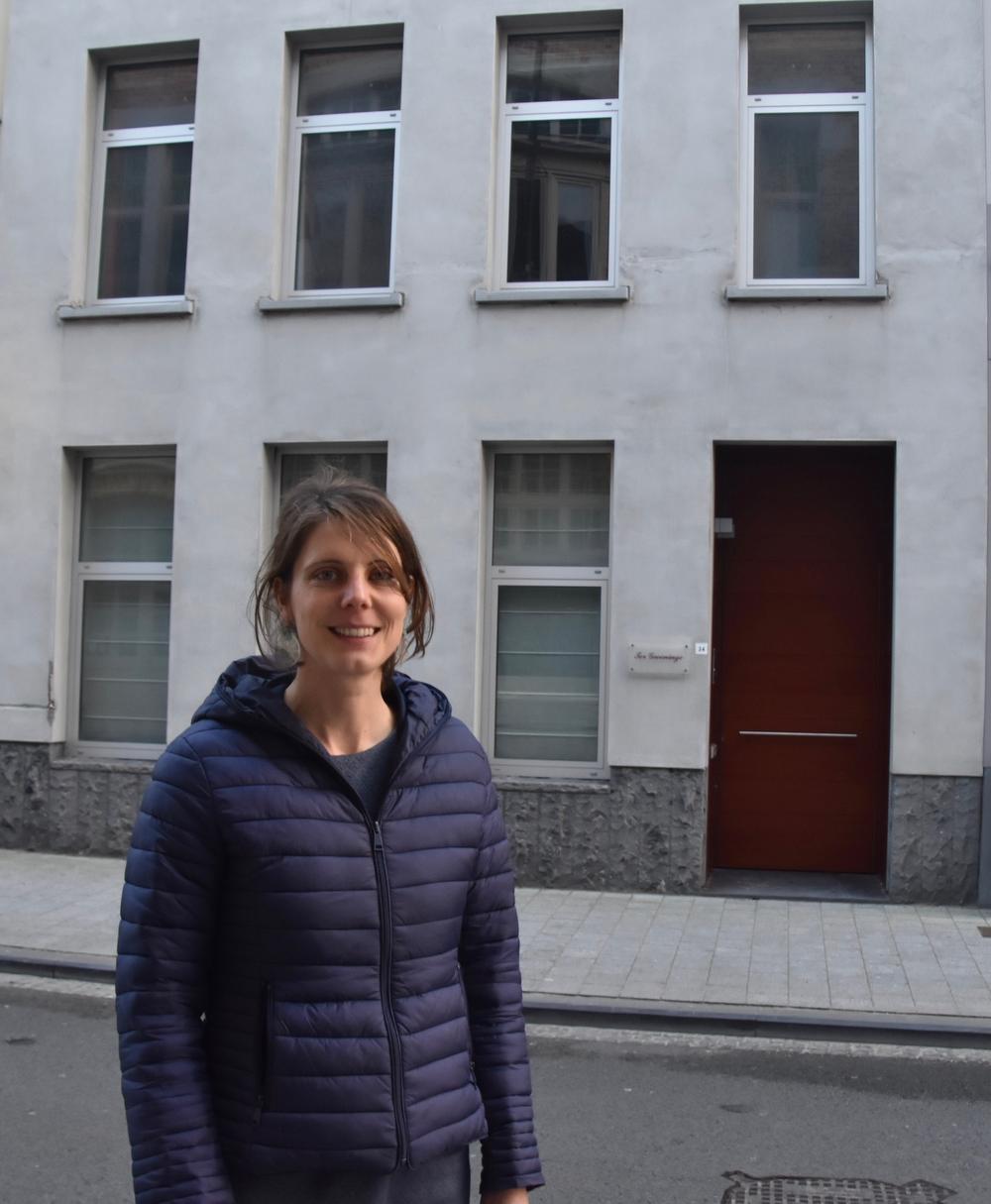 Directeur Lies Vandemaele aan het gebouw in de Groeningestraat waar Huis Ter Leye voor twee jaar haar intrek zal nemen.