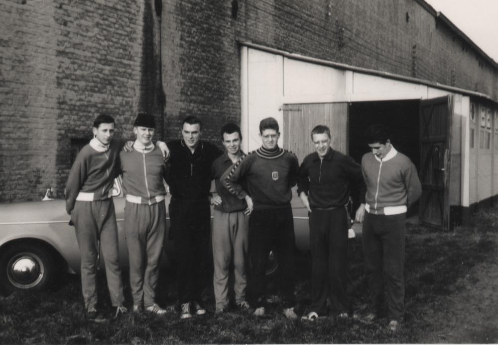 Een beeld van omstreeks 1958 met op de achtergrond de oude botenloods. Vlnr Frans Hellin, Ivan Decock, Luc Vandenhende, Jean-Pierre Deconinck, Roger Decaluwé, Gilbert Coleman en Willy Kint.