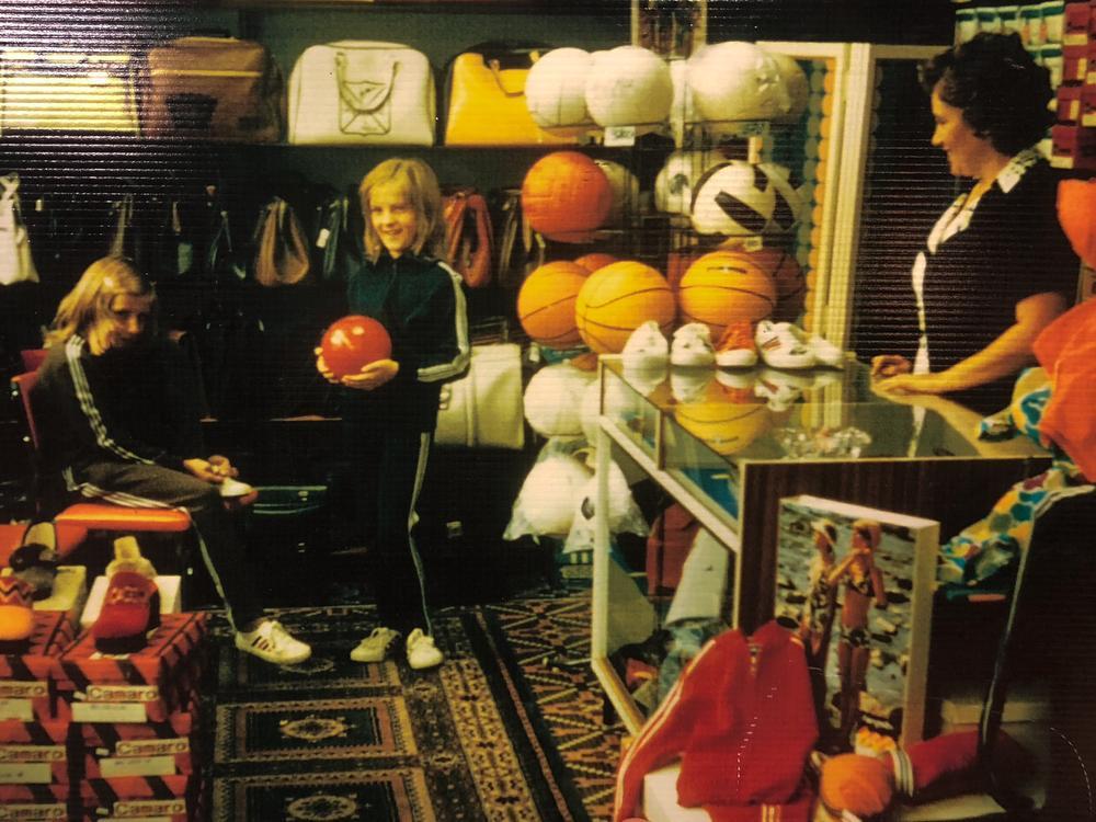 Begin jaren 70 vond je al heel wat meer sportartikelen dan enkel voetbalschoenen. Op de foto moeder Lucette met dochters Katrien en Katelijn.