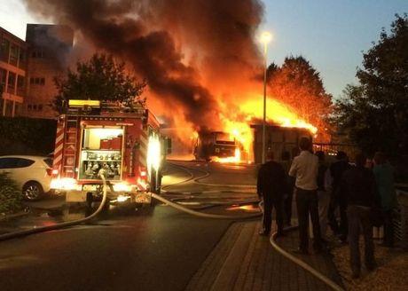VIDEO Enorme uitslaande brand bij KTA in Roeselare