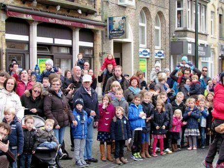 Sinterklaas doet intrede in Diksmuide met paard en koets