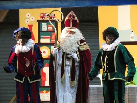 Sinterklaas doet intrede in Diksmuide met paard en koets
