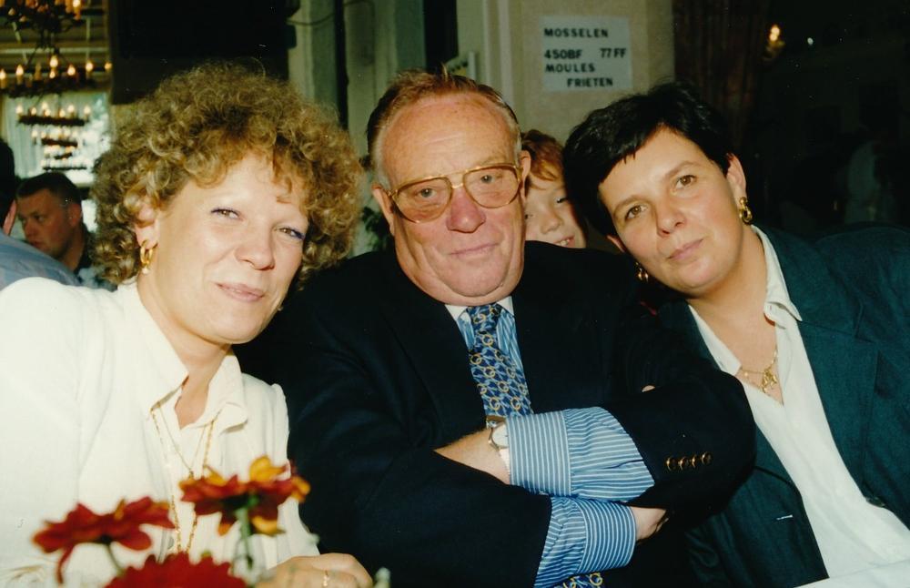 Stichter wijlen André Vandenbulcke met zijn twee schoondochters: links Bernadette Strybol, rechts haar zus Christine die precies 20 jaar geleden bij een ongeval het leven verloor.