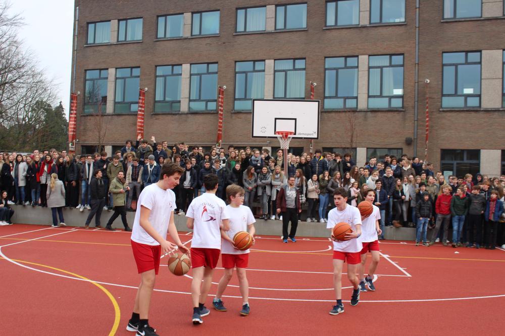 Leerlingen van het Heilig Hart basketten op de compleet vernieuwde en heringerichte (sport)speelplaats.