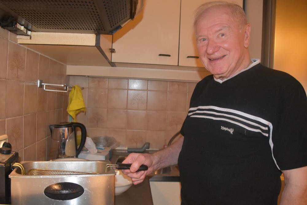 Maurice Van Reckem snijdt de frietjes zelf en bakt ze zoals geen ander dat kan.