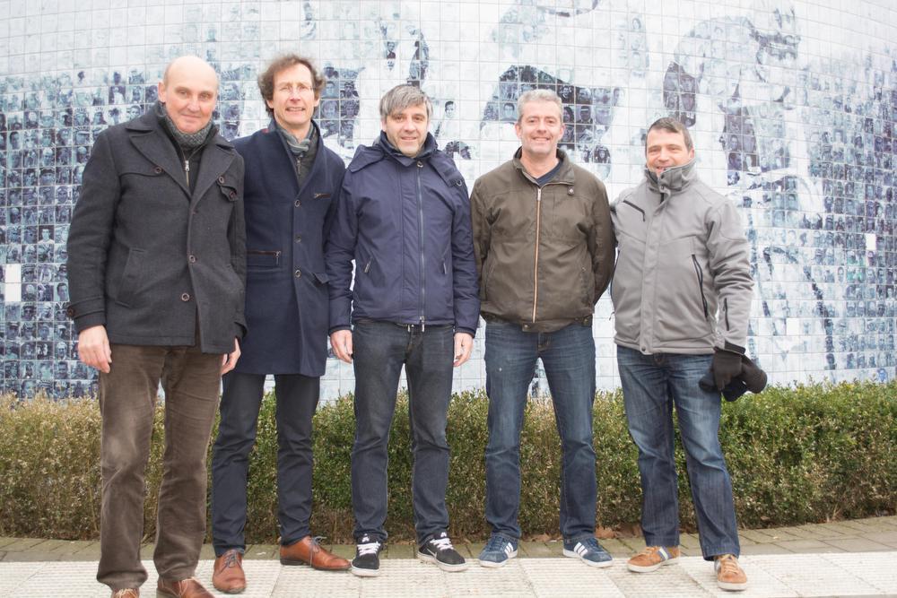 Geert Breughe (tweede van links) en de vier mannen van het eerste uur die nu nog steeds van de partij zijn als vrijwilliger bij Gent-Wevelgem: Dany Vandenbulcke, Kurt Ackx, Dirk Dejaeghere en Roeland Libeer.